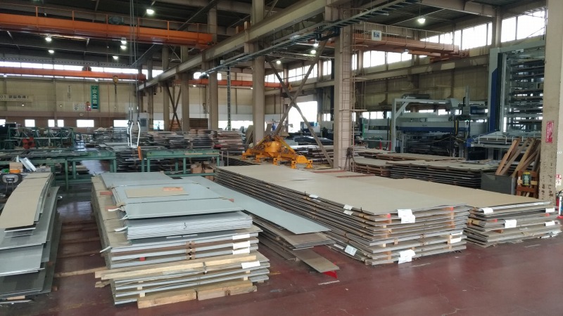 各種ステンレス鋼板の一次加工に対応可能な東京金商の大利根工場