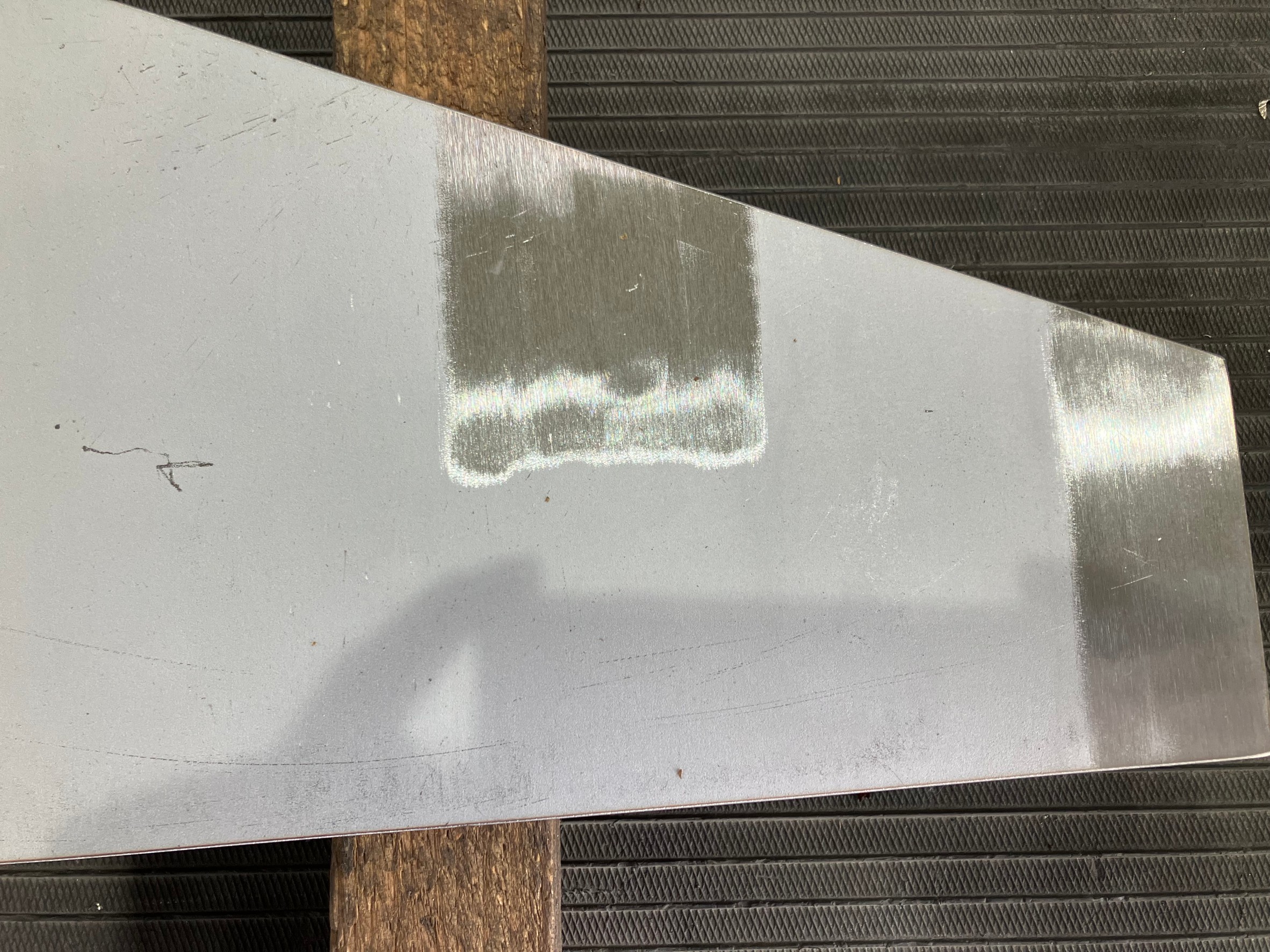 鋼材メーカーでステンレス鋼板の傷跡取り（パッチワーク除去）